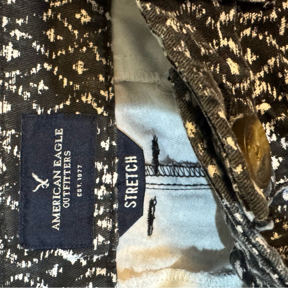 American Eagle Wome's Black and White Patterned Shorts - Picture 3 of 14